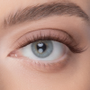 Œil bleu et cils divins