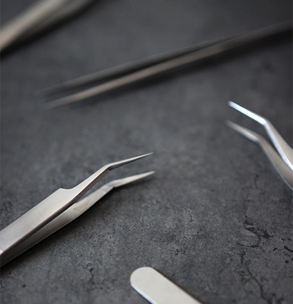 Un gros plan d'une pince à cils